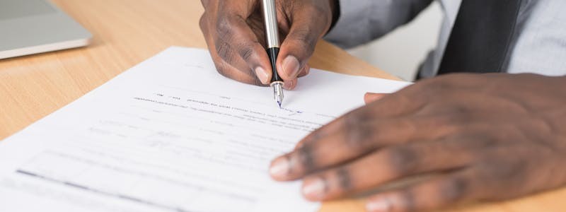 Un acte de vente ne constitue un titre exécutoire qu’entre ses signataires et ne peut fonder une saisie par un tiers non signataire.