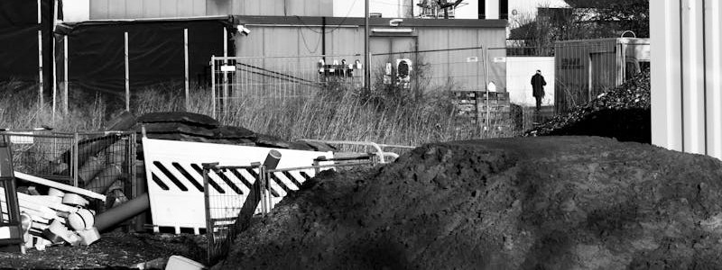 Un chantier laissé à l’abandon peut rapidement devenir une situation juridique complexe pour le maître d’ouvrage.