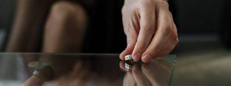 Prestation compensatoire en cas de divorce avec balance de justice et éléments financiers symbolisant la compensation entre époux. Avocat droit de la famille Lille et Pevele