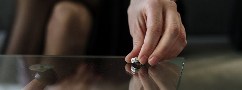 Prestation compensatoire en cas de divorce avec balance de justice et éléments financiers symbolisant la compensation entre époux. Avocat droit de la famille Lille et Pevele